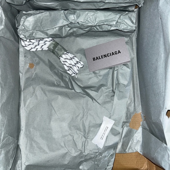 BALENCIAGA TRIPLE S - Picture 5 of 7